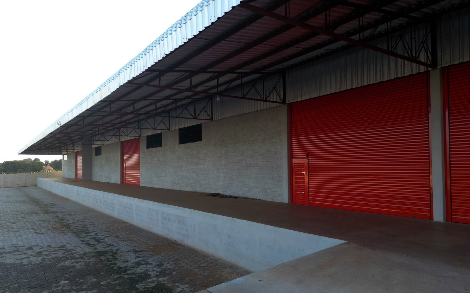 Três galpões independentes disponíveis no Pátio 2 da Viana, com portas de carga e doca contínua