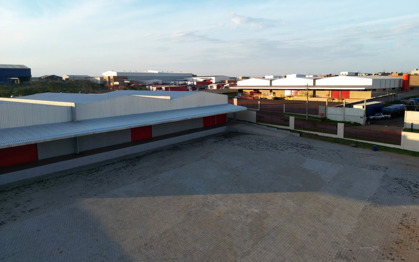 Vista aérea do complexo de galpões da Viana em Foz do Iguaçu, com pátio de manobra pavimentado