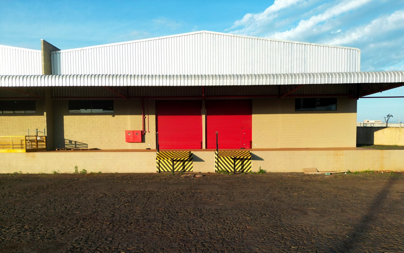 Galpão disponível no Pátio 1 da Viana, com duas portas de carga e doca elevada